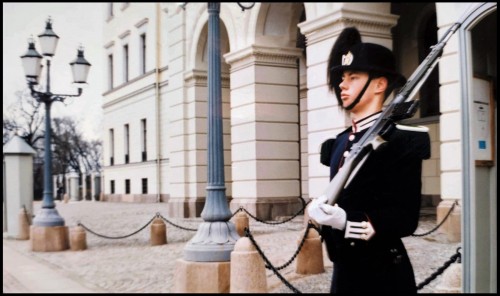 Fotografía tomada por Sverre Morken en el invierno de 1998 y que utilizó como punto de partida para el diseño del sello que enseguida grabó. Imagen proporcionada por el guardia real fotografiado, Alf Louis Solvang