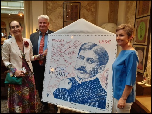 Sophie Beaujard, a la derecha en la imagen, en una primera presentación del sello de Proust que saldrá a la venta el 27 de julio