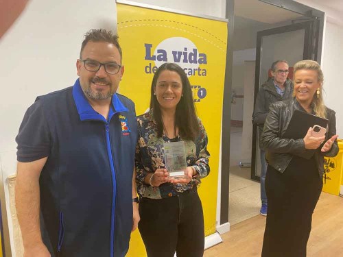 Entrega de la placa recuerdo al colegio