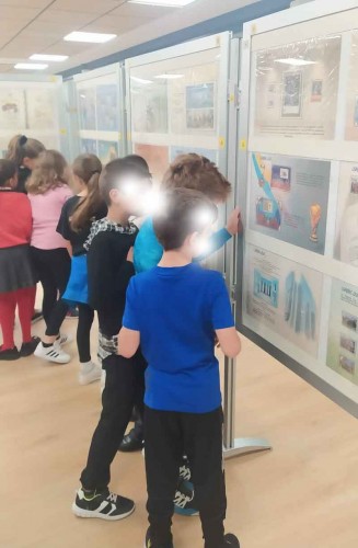 Alumnos visitando la exposición