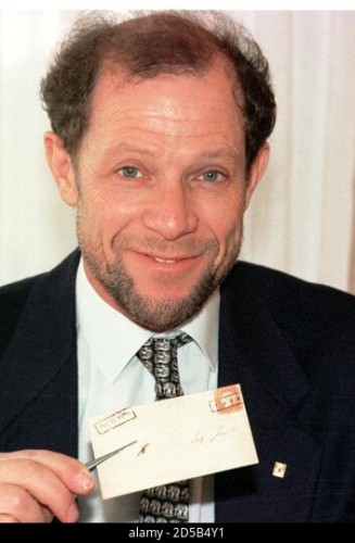 El famoso filatelista y subastador David Feldman