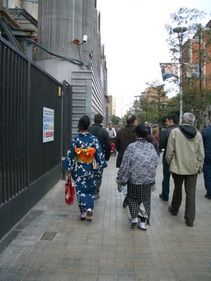 Rai, tratando de ligar con una filatelicas japonesas.
