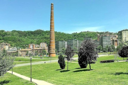 Parque de Echevarría, detalle con la chimenea.jpg