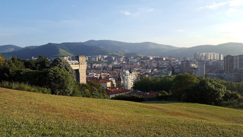 Vista del ascensor de Begoña desde un extremo del parque.jpg
