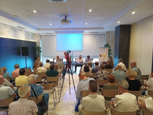 presentacion con alcaldesa.jpg
