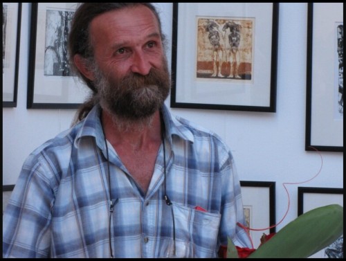 El artista y grabador Rudolf Cigánik, en una exposición de su obra