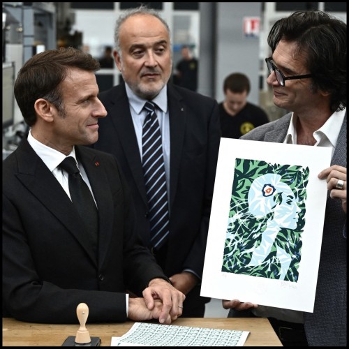 Olivier Balez enseñando el diseño original de la nueva Marianne a Emmanuel Macron