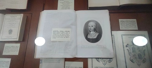 libro con reina.jpg