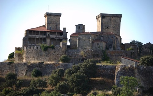 Castelo_de_Monterrei,_Monterrei.jpg
