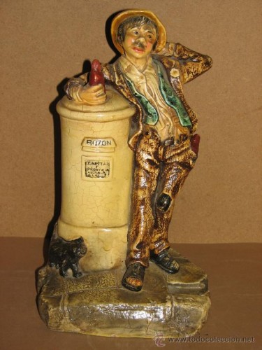 .PRECIOSA FIGURA DE UN BORRACHO ABRAZADO A UN BUZON DE CORREOS1.jpg