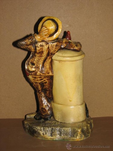 .PRECIOSA FIGURA DE UN BORRACHO ABRAZADO A UN BUZON DE CORREOS4.jpg