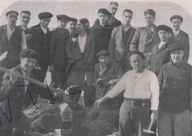 .REVISTA.AÑO 1932.CORREOS.COLOCACION DE UN BUZON EN EL MONTE URKO.EIBAR.PUERTO DE ZUMAYA.BARCO 1.jpg