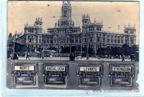 .Madrid. Cartero. correos. cibeles. Cada buzón contiene 5 mini vistas de Madrid.jpg