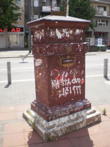 Buzón Pilar de las épocas del Magyar Királyi Posta, o Correos del Reino de Hungría, que es lo mismo (Pancsova, Szerbia)