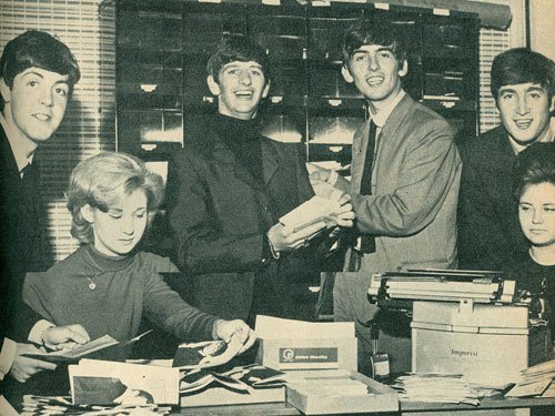 Los Beatles en una oficina de Correos, en 1964.jpg