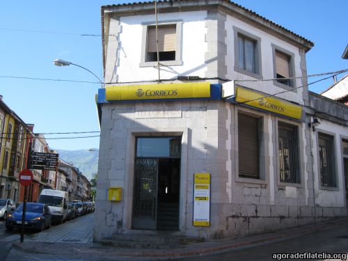 Llanes. Fachada con buzón.jpg