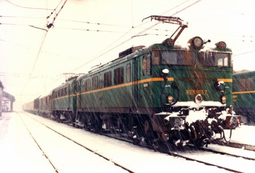 TrenPostalCirculandoVentiscaMirandadeEbro1987.jpg