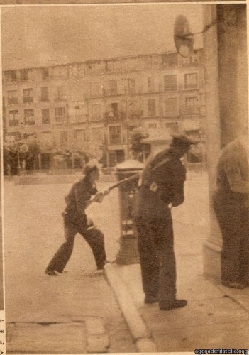 RevistaAhora24Julio1936MilicianoDisparandoApoyadoEnBuzon.jpg