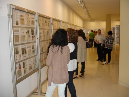 Publico viendo la exposición