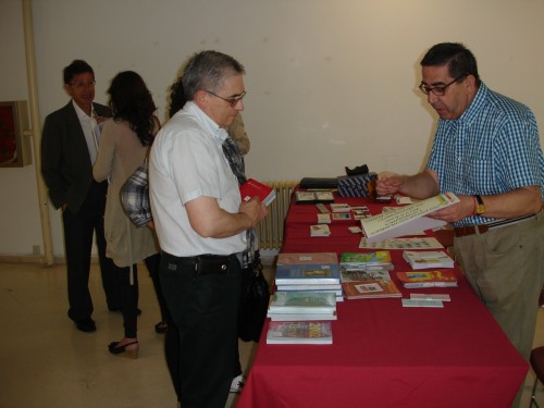 El boinas atendiendo a una pareja de visitantes