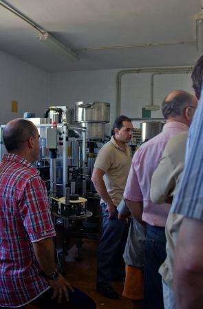Un momento de la visita a la almazara, con la que comenzó la convención.