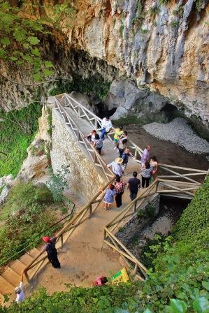 Un momento de la visita a la Cueva del Agua, un lugar espectacular.