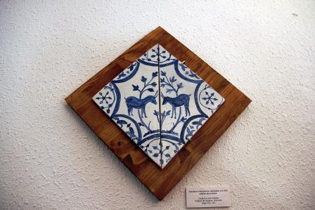 Esta es para Julián. Blanquita en un azulejo árabe.