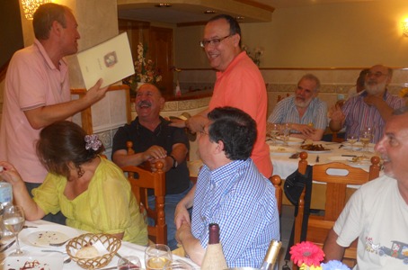 x José María (rusadir) y Pepe (prefiaereo) de pie, con Artemio (artipi) y Evaristo (alfareva) a la derecha..jpg