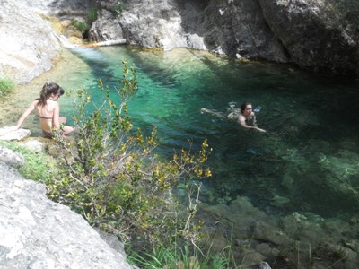 x Las simpáticas hijas adolescentes de Juliop disfrutando de la naturaleza.jpg