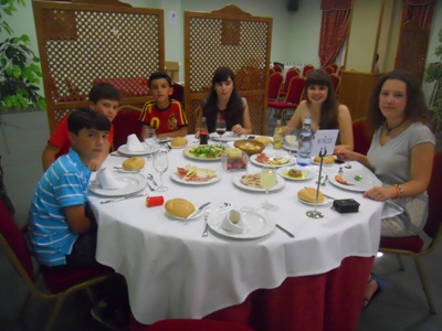 x La alegre pandilla, reponiendo fuerzas.jpg
