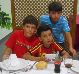 x Los chavales vistiendo los colores (y pinturas tribales) de la Roja.jpg