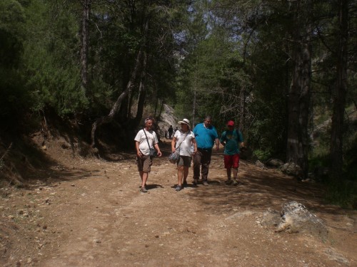 Artemio, Macu, PJ y nuestro guía.