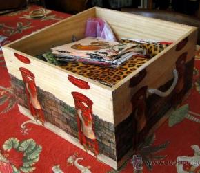Caja de madera con estampación de niño echando carta en buzón Ok.jpg