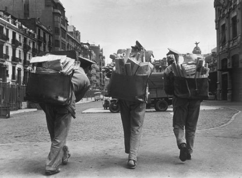 Valencia. Carteros que van de la Estación a Correos (1959).jpg