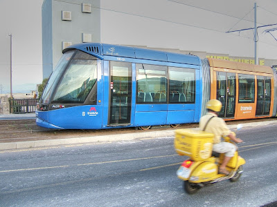 Cartero y tranvía.jpg