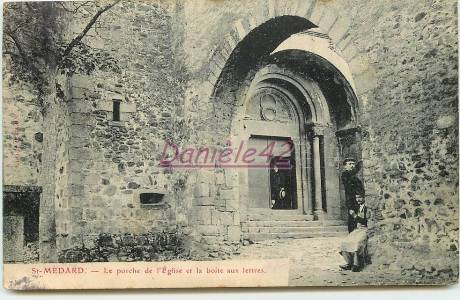 42 - LOIRE - SAINT MEDARD - le Porche de l'Eglise et la boite aux lettres Ok.jpg