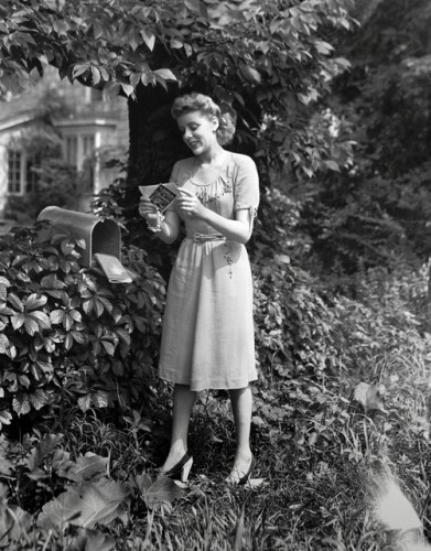 Women-at-mail-box.jpg