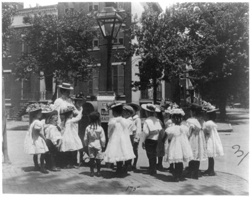 766px-2nd_Division_grade_school_pupils_examining_mail_box.JPG