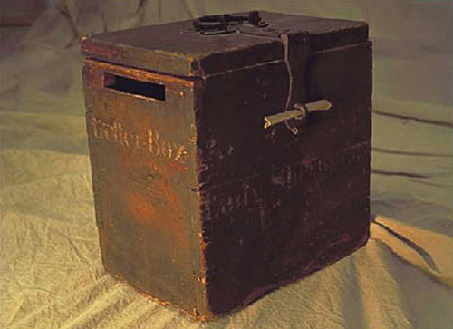 Receptacle-a-courrier-utilise-a-bord-du-Lady-Sherbrooke.jpg