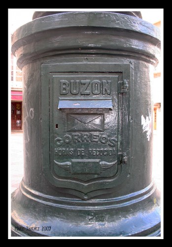 Buzón ubicado en Vigo, en la base de una farola.