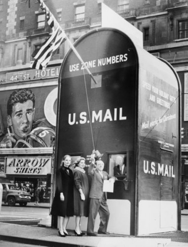 457px-Times_Square_giant_mailbox_NYWTS2.jpg