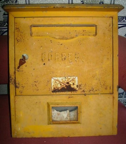 ANTIGUO BUZON DE CORREOS CON LAS LETRAS TROQUELADAS, AÑOS 50. MEDIDAS 40X49X25 Ok.jpg
