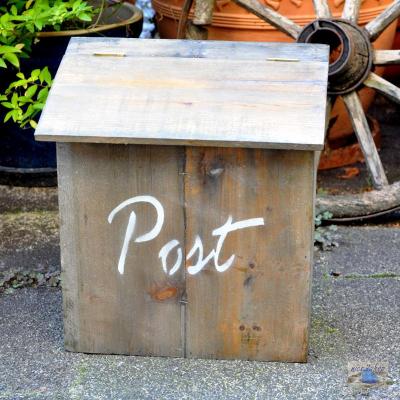 Briefkasten aus Holz mit der Aufschrift POST im Shabby Chic braun.jpg