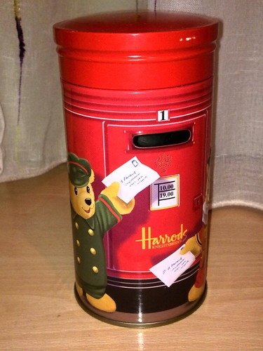 CAJA HUCHA DE METAL BUZON CORREOS INGLES ORIGINALMENTE CAJA DE GALLETAS HARRODS.jpg