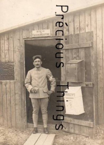 CARTE PHOTO MILITAIRE BUREAU DU VAGUEMESTRE BOITE AUX LETTRES DE AMBULANCE N°10 THEO BLANC 15EME REG SUR LE COL.jpg