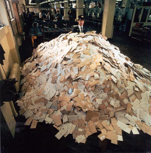 Cartero en pila de cartas años 70.jpg