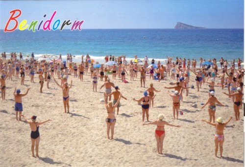 Benidorm 02. Gimnasia en la Playa de Poniente. Anverso. Baja.jpg