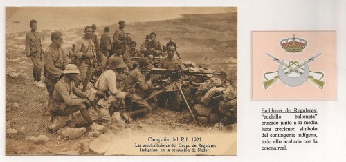Tarjeta Postal con imagen de ametralladoras del Grupo Regulares y su emblema