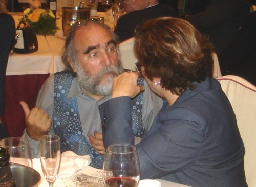 Xavier conversando con su compañera de mesa.