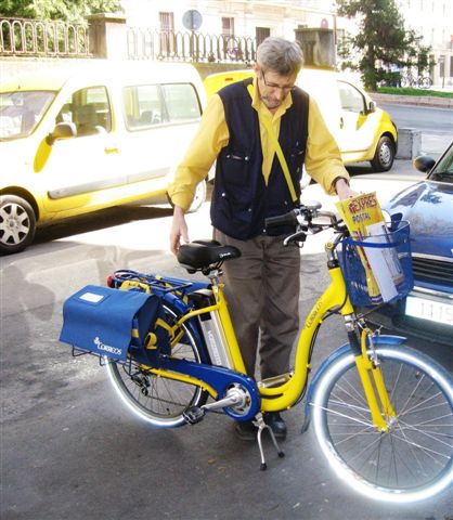 2012_10_30 NP Correos se adhiere al Pacto Verde del Ayuntamiento de Vitoria. Bicicleta_electrica_de_Vitoria. Baja.jpg
